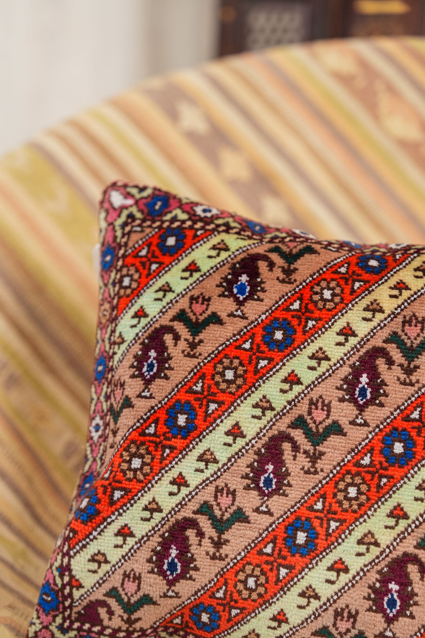 Vintage Decorative Rug Cushion 1'3" X 1'3"