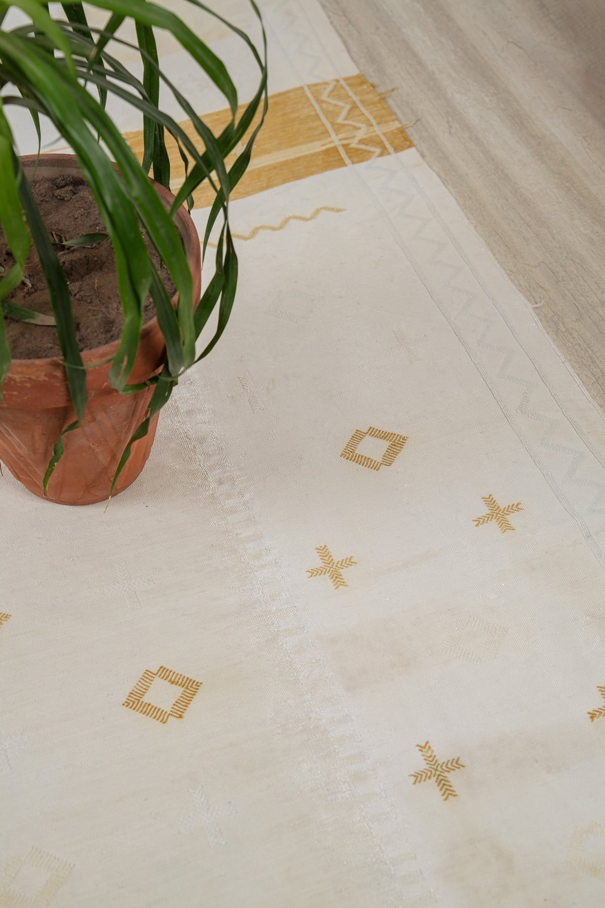 Vintage Moroccan sabra Kilim 9'2" x 5'5"