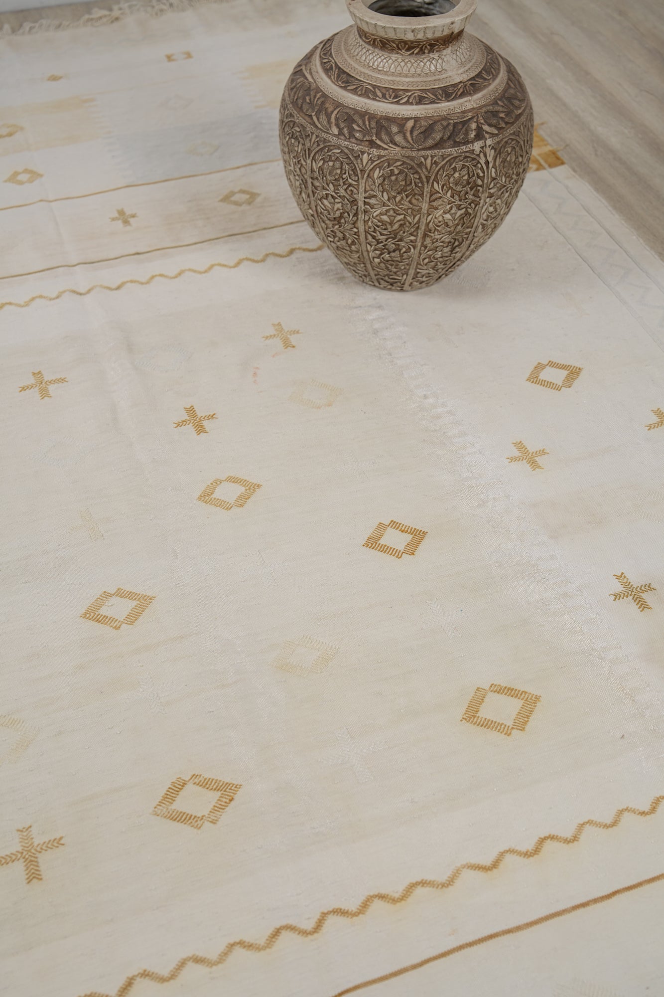 Vintage Moroccan sabra Kilim 9'2" x 5'5"