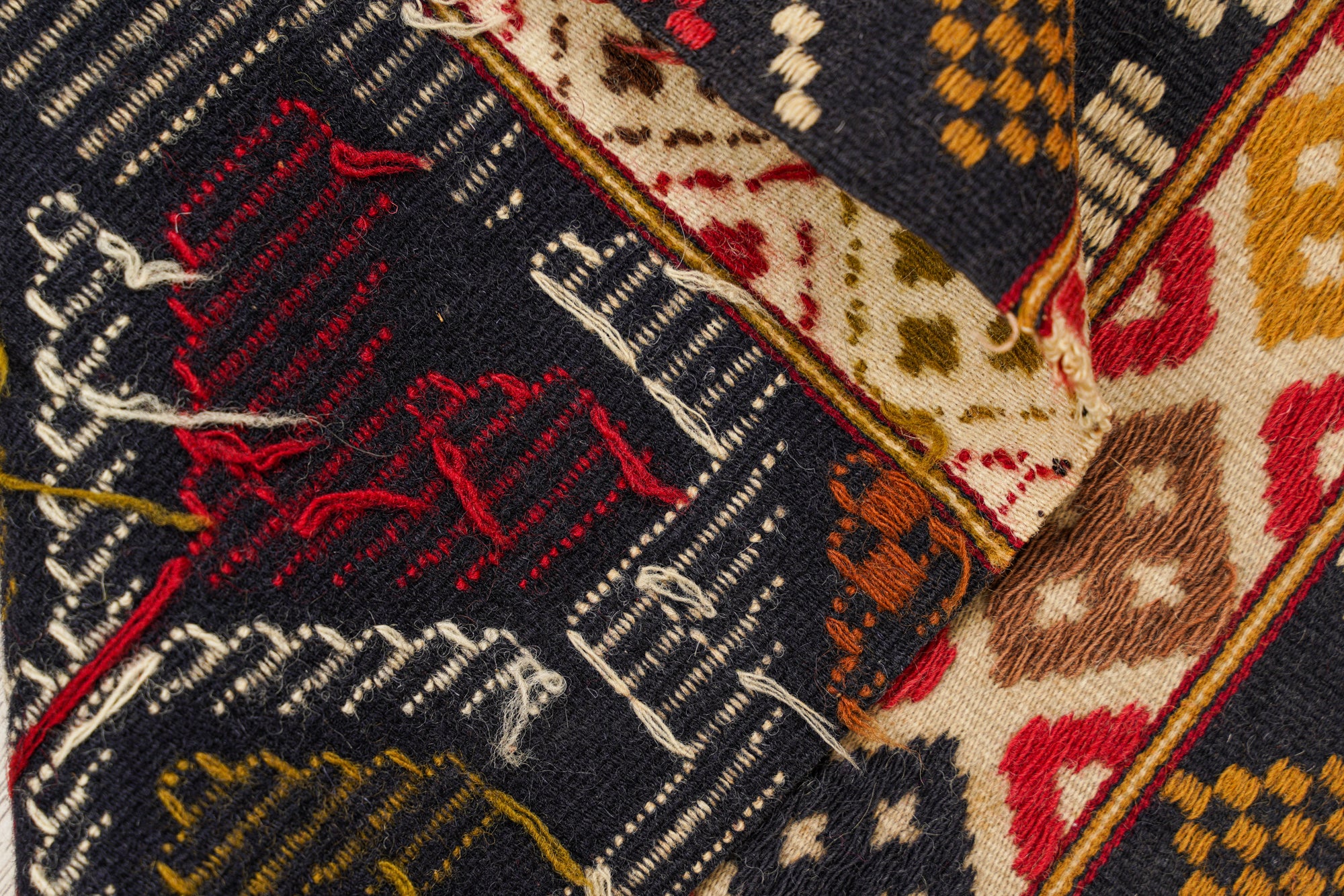 VINTAGE SWEDISH TEXTILE 2'6" x 2'