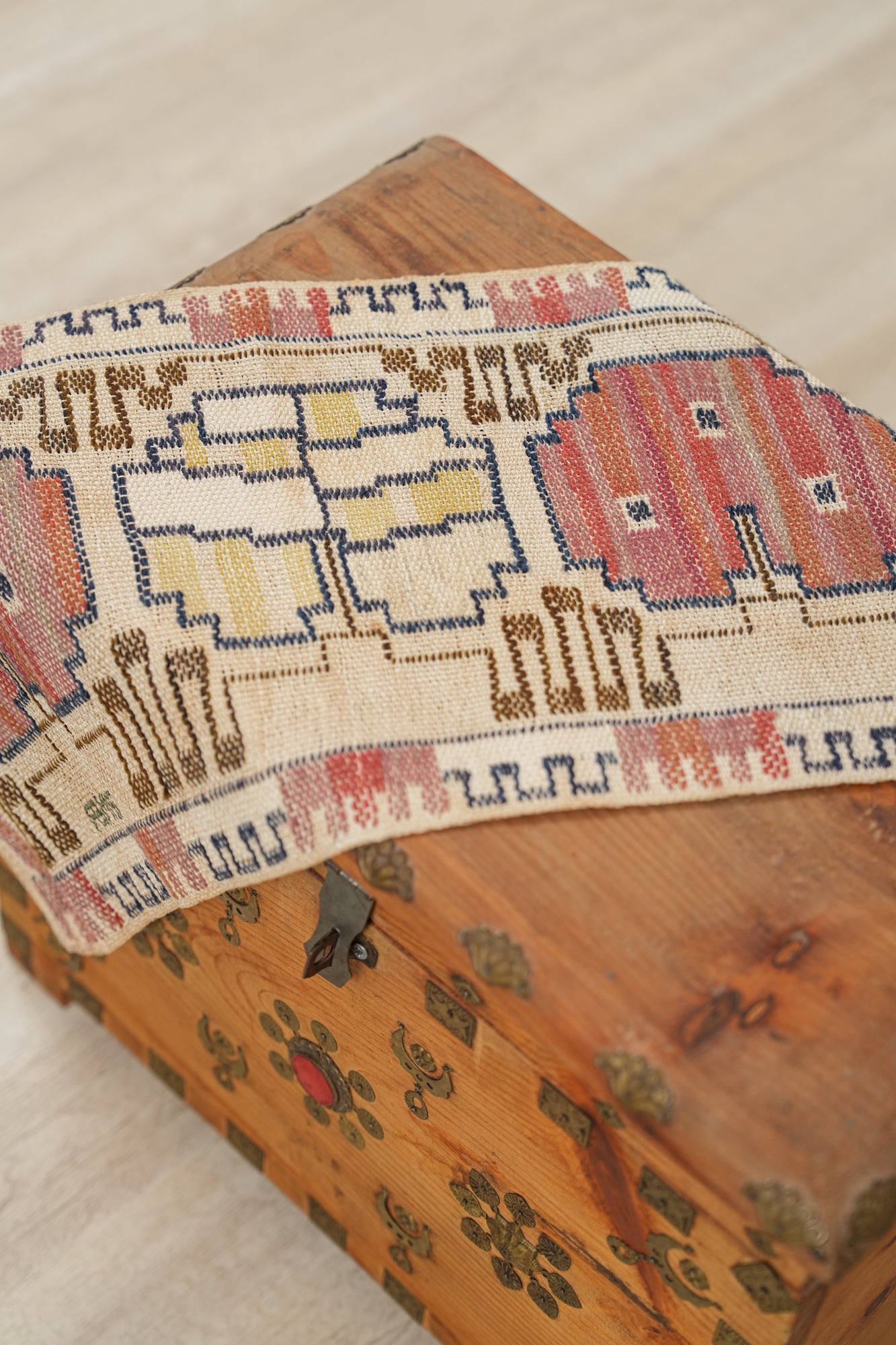 Antique Swedish Grodblad röd Textile 2'10" x 1'