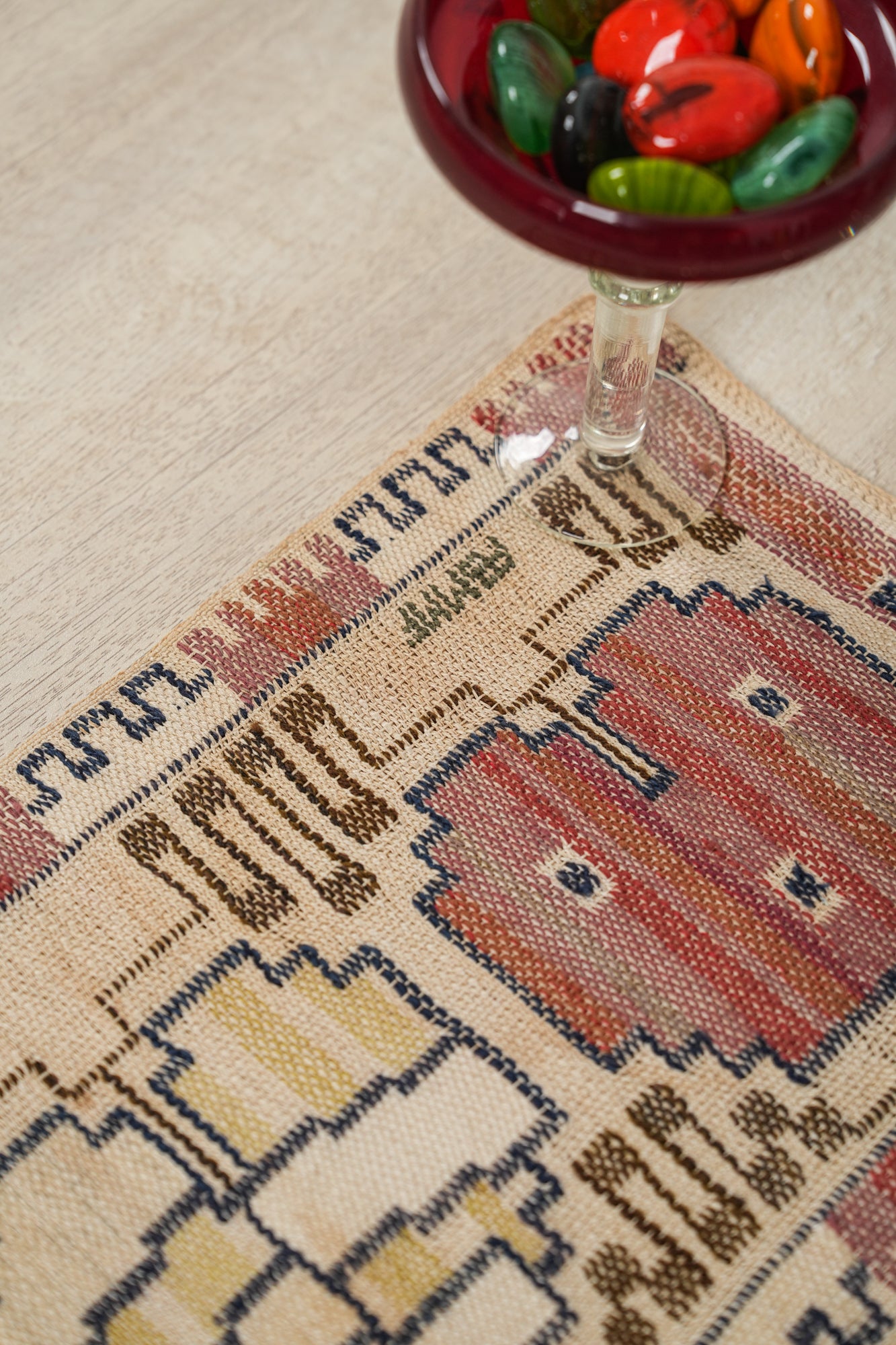 Antique Swedish Grodblad röd Textile 2'10" x 1'