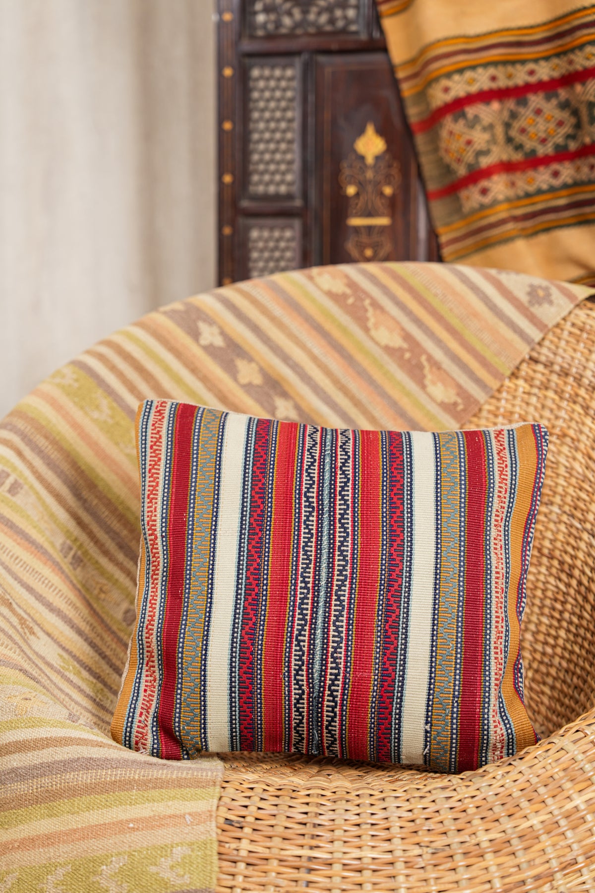 クッションカバー cusion cover made using vintage rug, 020 Cushions – Shopvintagerugs